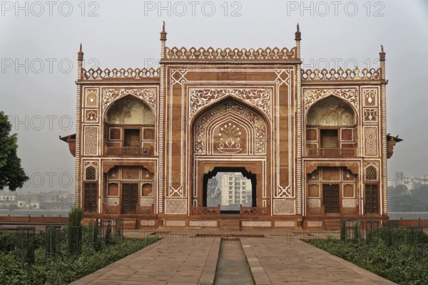 Tomb of Akbar the Great, Sikandra, Agra, Uttar Pradesh, North India, India, Asia, Symmetrical