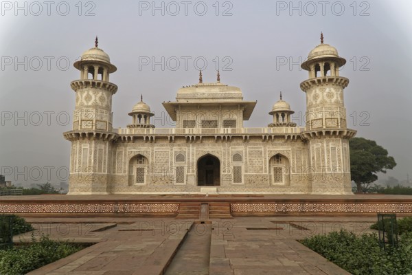 Tomb of Akbar the Great, Sikandra, Agra, Uttar Pradesh, North India, India, Asia, Elegant white