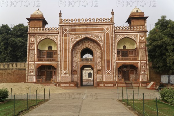 Tomb of Akbar the Great, Sikandra, Agra, Uttar Pradesh, North India, India, Asia, Historic red
