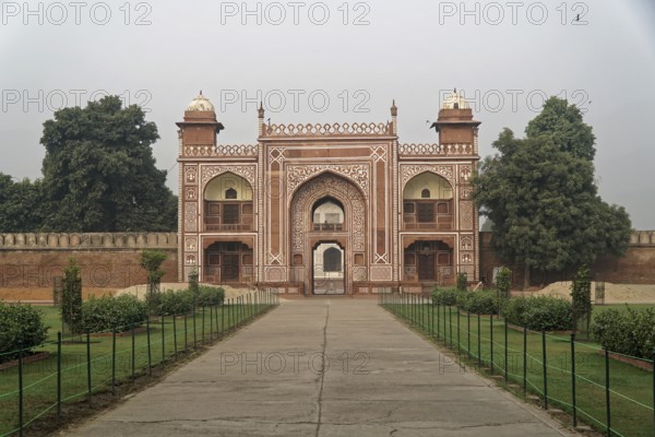Tomb of Akbar the Great, Sikandra, Agra, Uttar Pradesh, North India, India, Asia, Symmetrical red