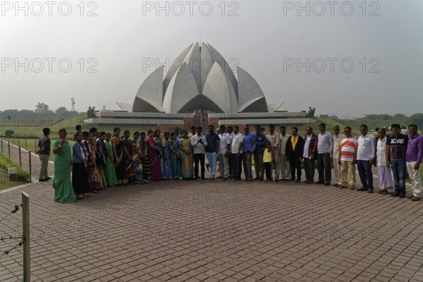 Agra, Jodhpur, Rajasthan, North India, Asia, Large group of people in front of the Lotus Temple on