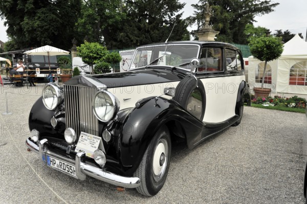 Rolls Royce Silver Wraith, built in 1950, classic car, black and white Rolls-Royce classic car with