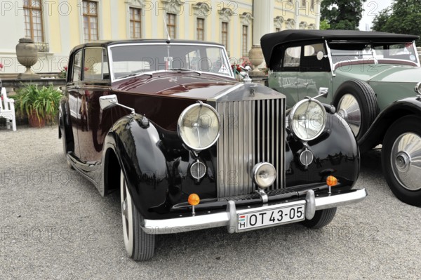 Rolls-Royce Silver Warith Muliner, built in 1947, classic car, black and red vintage car with