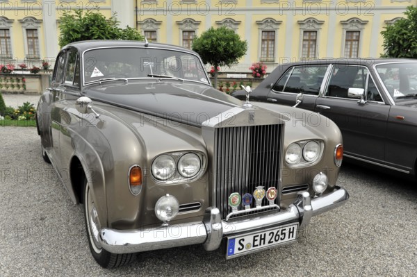 Brown vintage Rolls-Royce classic car in front of a magnificent building, Retro Classics meets