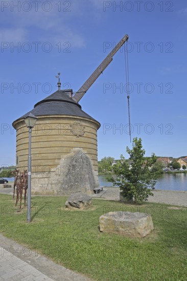 Historic old Main crane built in 1774, crane, Main riverbank, Main, Marktbreit, Lower Franconia,