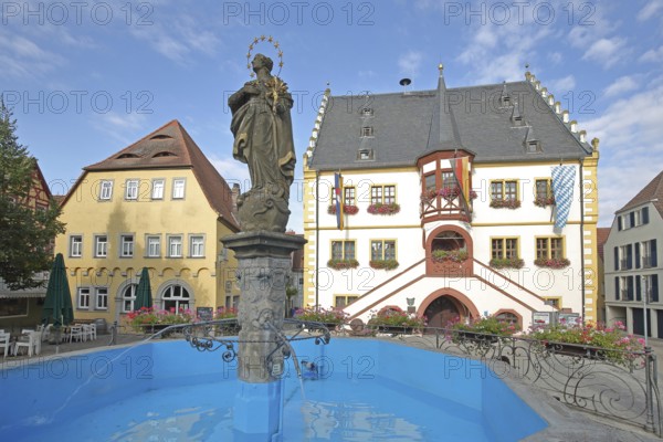 Madonna figure at the market fountain, Renaissance town hall with town flag, Bavarian state flag