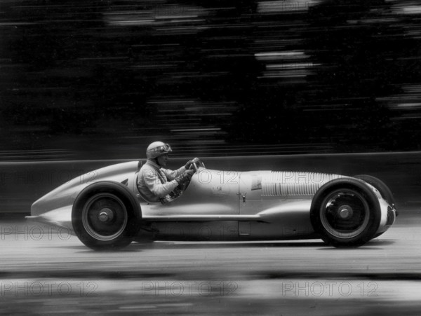 Ein Mercedes Benz Silberpfeil Grand Prix Rennwagen aus den 1930er Jahren in Aktion, AI generiert,