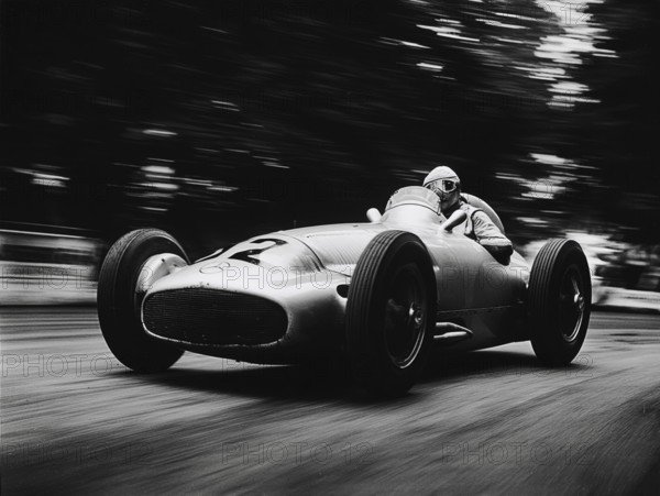 Ein Mercedes Benz Silberpfeil Grand Prix Rennwagen aus den 1930er Jahren in Aktion, AI generiert,