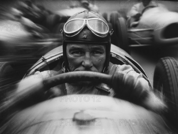 Portrait von einem Grand Prix Rennfahrer aus den 1930er Jahren in Aktion, AI generiert, AI