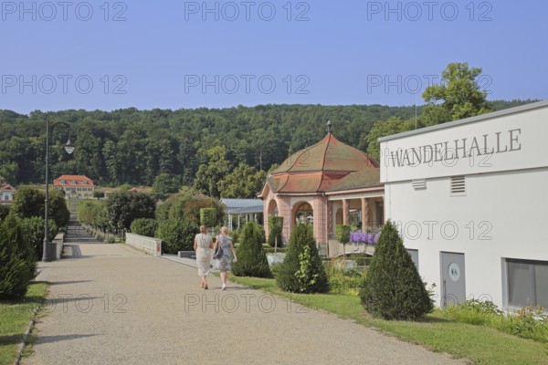 Pedestrians in the spa gardens with Wandelhalle, Wernarz spring temple and view of Fürstenhof,