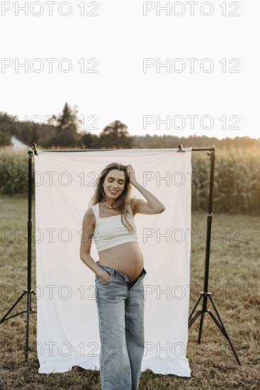 Pregnant, attractive woman, 25+
