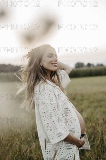 Pregnant, attractive woman, 25+