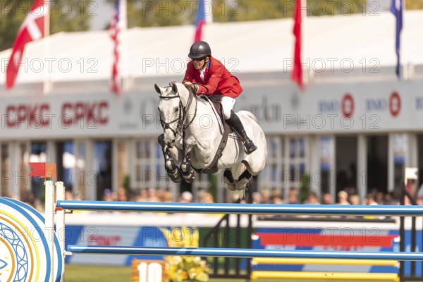 Aaron Vale of the USA, riding Styles, competes in the first round of the 2025 BMO Nations Cup