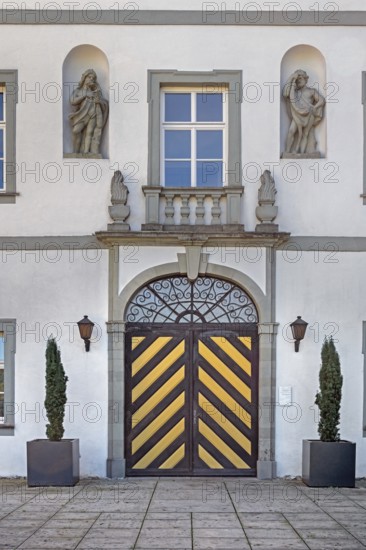West façade with large Tor tor and two stone figures, New Castle in Kisslegg, Allgäu,