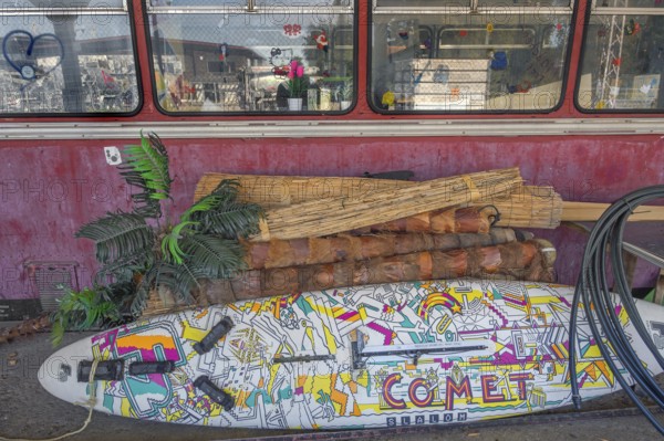 A rail bus from the 1950s is being renovated at the Spatz youth centre, with a pop-painted
