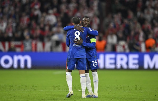 Enzo Fernandez Chelsea FC The Blues (08) has to leave the pitch and hands over the captain's