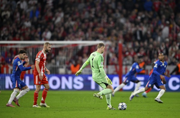 Goalkeeper Manuel Neuer FC Bayern Munich FCB (01) plays behind the defence, action, Champions