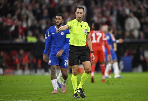 Referee Jose Maria Sanchez points to the spot, gesture gesture penalty, penalty kick, Champions