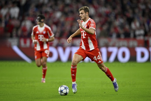 Josip Stanisic FC Bayern Munich FCB (44) Action on the ball Aleksandar Pavlovic FC Bayern Munich