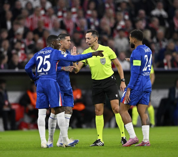 Referee Referee Jose Maria Sanchez in discussion with Moises Caicedo Chelsea FC The Blues (25)