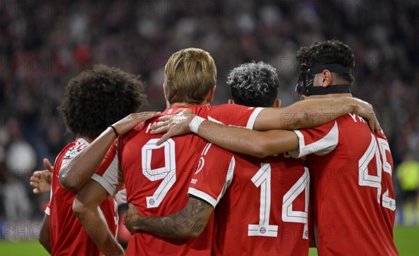 Goal celebration Harry Kane FC Bayern Munich FCB (09) Serge Gnabry FC Bayern Munich FCB (07) Luis