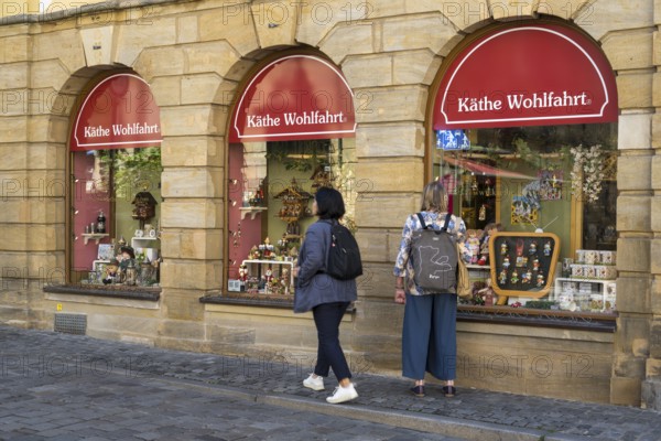Façade and shop window, Käthe Wohlfahrt shop, tourists, Old Town, UNESCO World Heritage Site,
