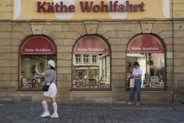 Façade and shop window, Käthe Wohlfahrt shop, tourists, Old Town, UNESCO World Heritage Site,
