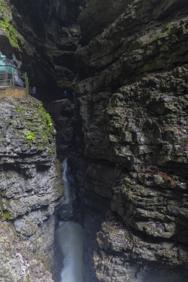 Breitach flows through gorge, stream, Schrattenkalk, visitors on footbridge, hiking trail,