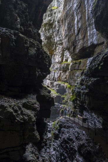 Breitach flows through gorge, stream, Schrattenkalk, visitors on footbridge, hiking trail,