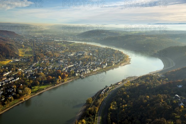 Rheinbogen bei Unkel am oberen Mittelrhein, Rheinbogen im Dunst, Bundesstraße B9 Richtung Remagen,