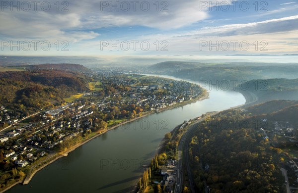 Rheinbogen bei Unkel am oberen Mittelrhein, Rheinbogen im Dunst, Bundesstraße B9 Richtung Remagen,