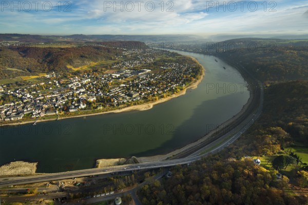 Rheinbogen bei Unkel am oberen Mittelrhein, Rheinbogen im Dunst, Bundesstraße B9 Richtung Remagen,