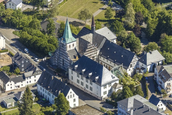 Aerial view, renovation of St. Laurentius Provost's Church, Arnsberg City and County Archive,