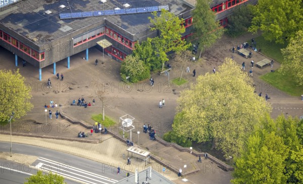 Aerial view, Geschwister-Scholl-Gymnasium with pupils in the schoolyard, Volmarstein, Wetter, Ruhr