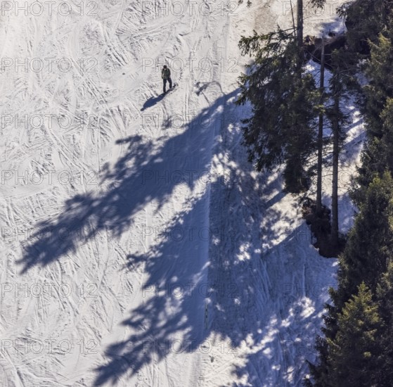 Snowboarder on ski slope, Winterberg, Sauerland, North Rhine-Westphalia, Germany, DE, Europe,