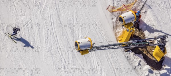 Skiers on ski slope and chairlift, Winterberg, Sauerland, North Rhine-Westphalia, Germany, DE,