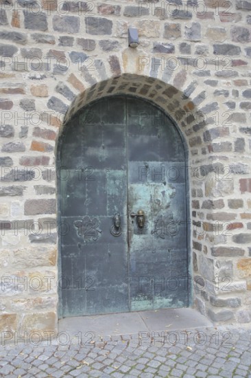 Door and entrance to the art museum with door handle by Heinrich Apel 1974, bronze sculptures,