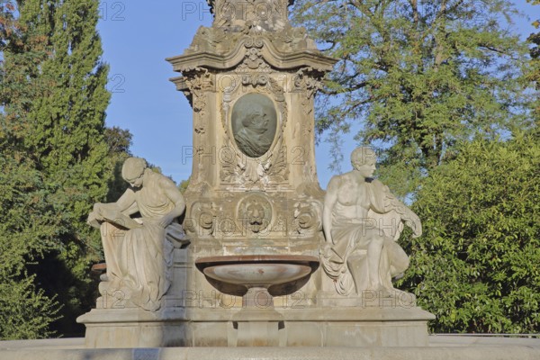 Memorial to Lord Mayor Gustav Hasselbach with seated allegorical sculptures, fountain, symbol,