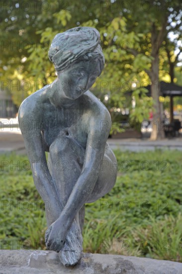 Sculpture Bathing Girl by Heinrich Apel 1972, bronze sculpture, modern art, bathing female figure