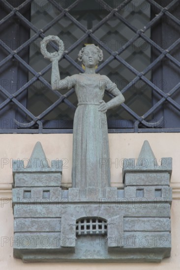 Sculpture of the city coat of arms, female figure with laurel wreath, Old Town Hall, Old Market