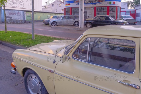 View over an old car to a car repair shop, Hainholz, Hanover, Lower Saxony, Germany