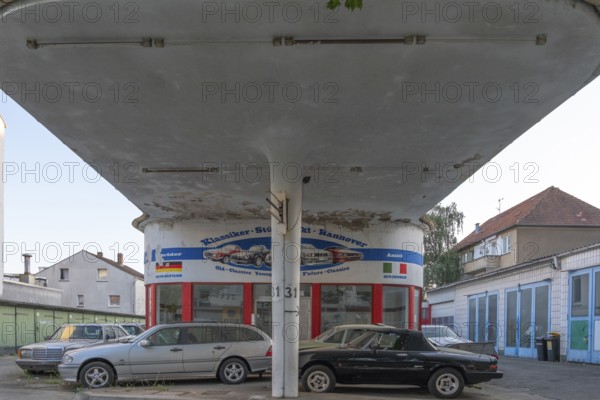View of a car repair shop from where older cars are parked, Hainholz, Hanover, Lower Saxony,