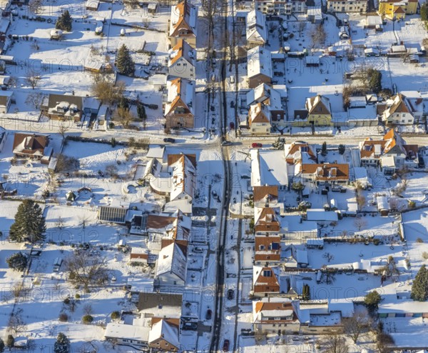 Aerial view, residential area Müllingserweg - Blumenstraße - Medebacher Straße, winter, snow, red
