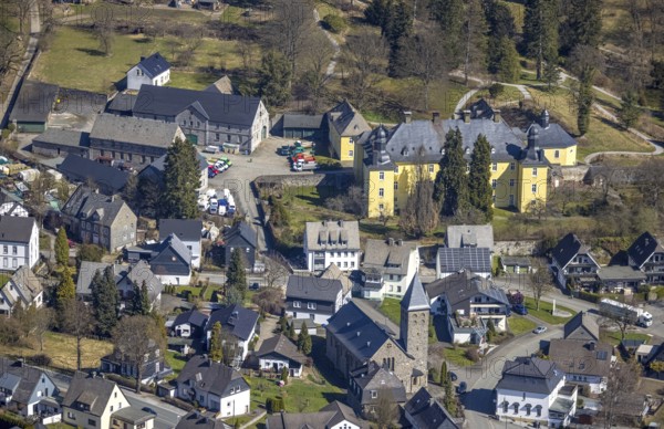 Aerial photograph, Antfeld Castle, St. Mary's Catholic Church Antfeld, Olsberg, Sauerland, North