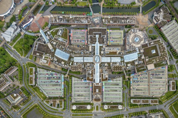 Aerial view, Centro Oberhausen, vertical shot, corona-related empty parking spaces, gasometer,