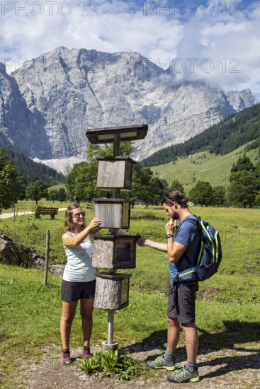 Hikers on the theme trail to Almdorf Eng, behind them Grubenkarspitze and Dreizinkenspitze,