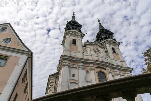 Baroque church with two towers under a cloudy sky, Pöstlingsbergkirche pilgrimage basilica Sieben