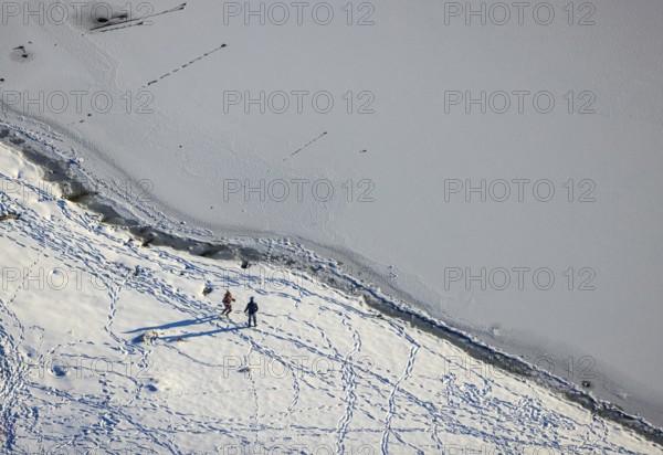 Aerial view, children playing in the snow at the Möhnesee, Delecke, Möhnesee, Sauerland, North