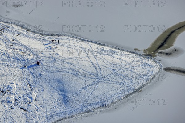 Aerial view, children playing in the snow at the Möhnesee, Delecke, Möhnesee, Sauerland, North