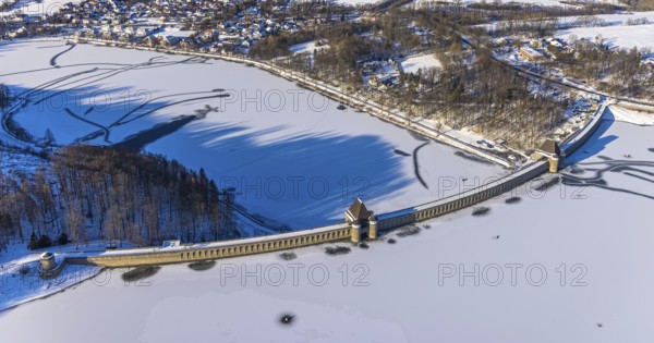 Aerial view, Möhnetalsperre and dam wall in the snow, Günne, Möhnesee, Sauerland, North